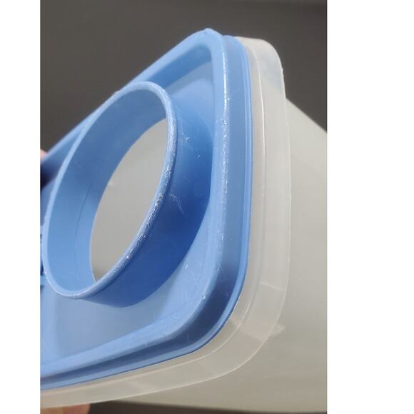 Vintage Tupperware cereal keeper w/blue lid, round flip-top spout - Picture 5 of 9